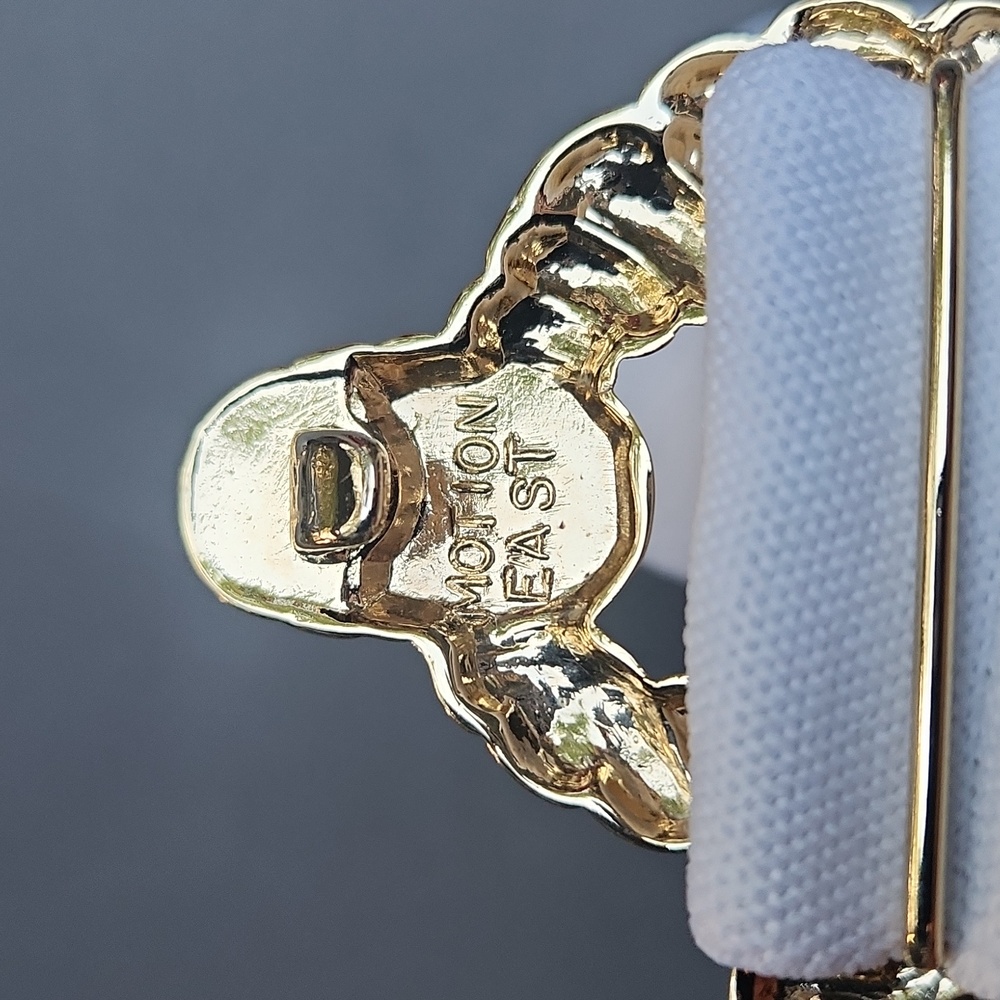 Vintage Motions East White Stretchy Belt With Gold Wooven Hardware - Picture 4 of 5